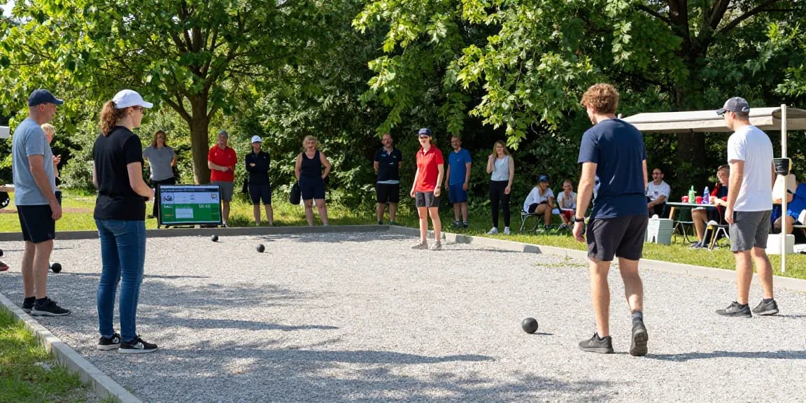 Petanque di fopikotatarakan.org dengan pemain beragam sedang berkompetisi di lapangan.