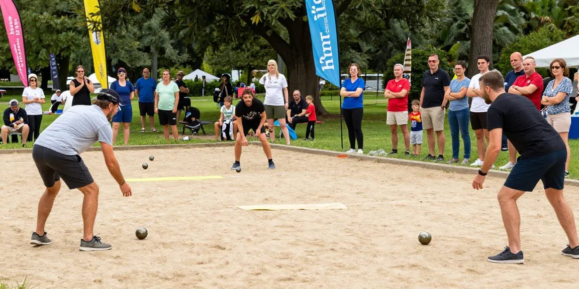 Acara olahraga petanque di fopikotabitung.org dengan pemain melempar boule dan orang tua menyaksikan.